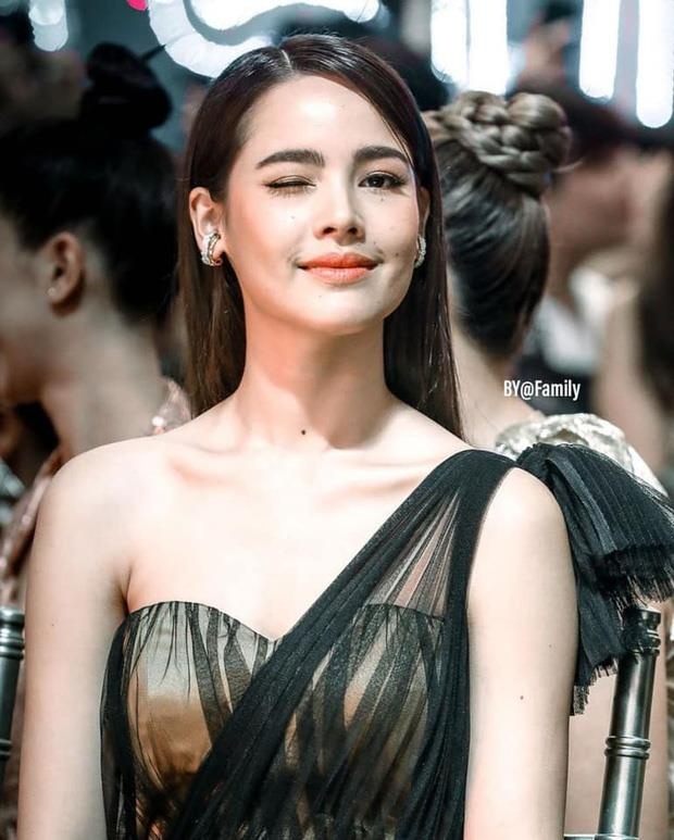 my nhan chiec la bay xinh dep tai su kien anh 6