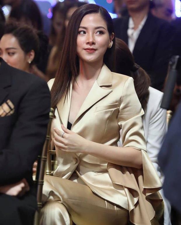 my nhan chiec la bay xinh dep tai su kien anh 2