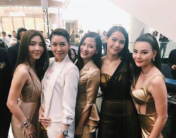 my nhan chiec la bay xinh dep tai su kien anh 7