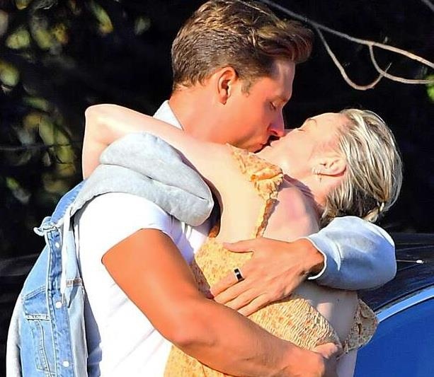 Brie Larson hôn đắm đuối bạn trai mới trên phố ảnh 1 Brie Larson hon dam duoi ban trai moi tren pho anh 1