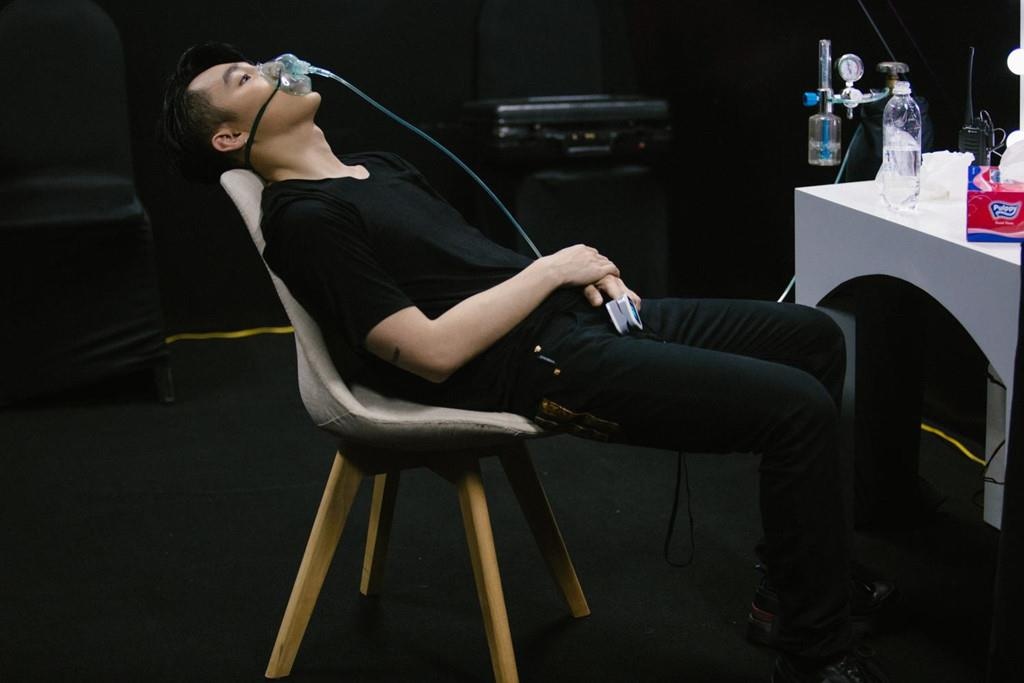 Nghe si Hoai Linh,  Son Tung va nhieu sao Viet kiet suc vi ap luc cong viec anh 1