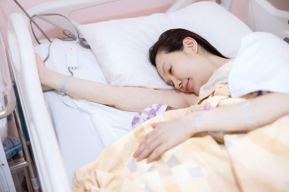 Tuan Hung lan dau khoe anh con trai vua chao doi anh 1