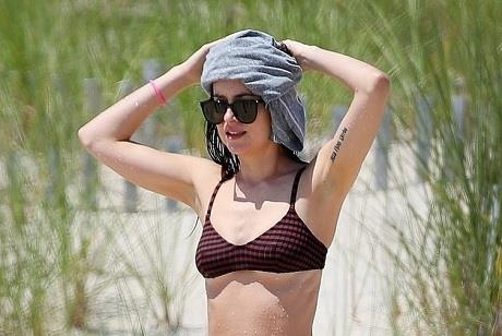 Sao nu '50 sac thai' mac bikini, khoe dang nong bong tren bien hinh anh