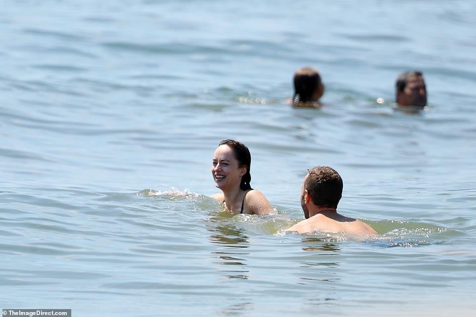 Dakota Johnson dien bikini,  khoe dang nong bong anh 5