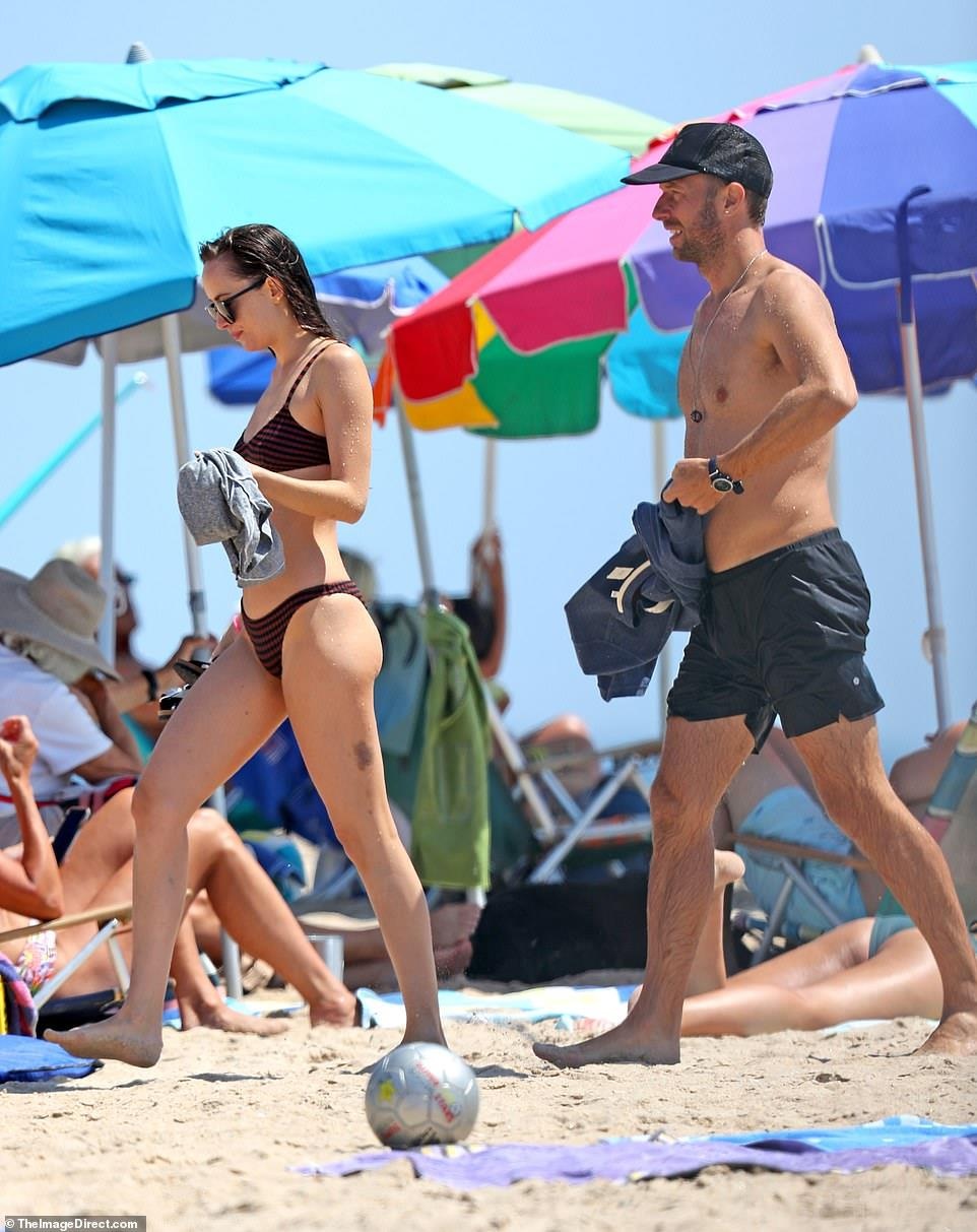 Dakota Johnson dien bikini,  khoe dang nong bong anh 6
