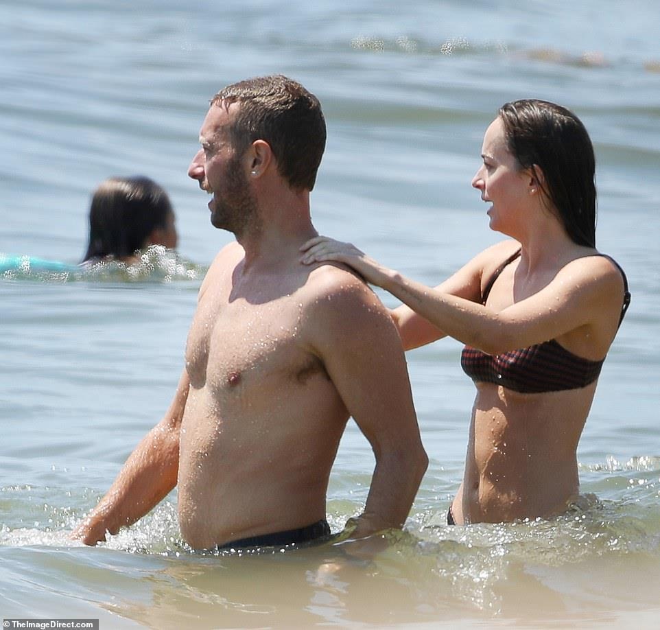 Dakota Johnson dien bikini,  khoe dang nong bong anh 4