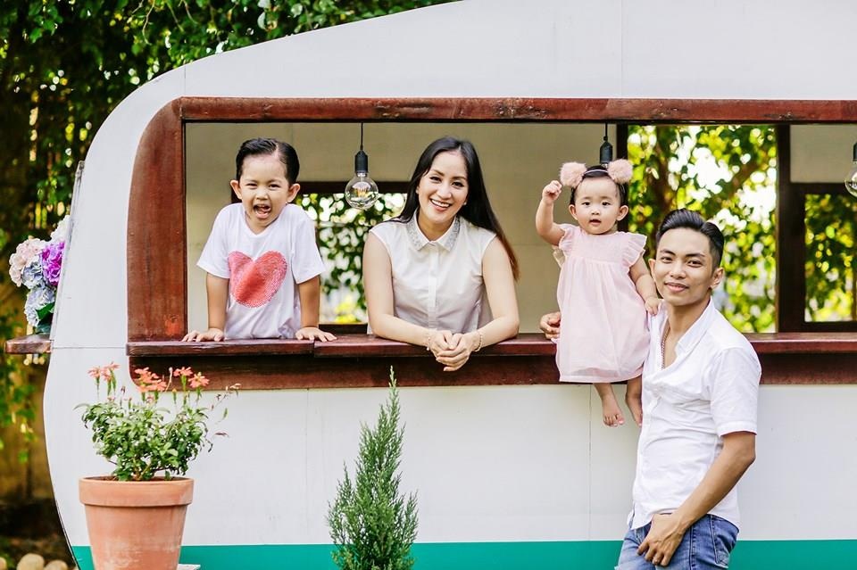 Khanh Thi day con cach thoat hiem tren xe anh 1