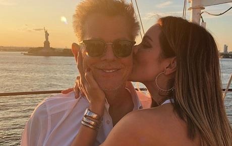 Ca si My va chong 70 tuoi hon nhau say dam tren du thuyen hinh anh