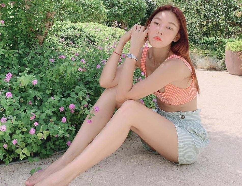 loat sao nu han bi chi trich vi mac ho hang anh 1