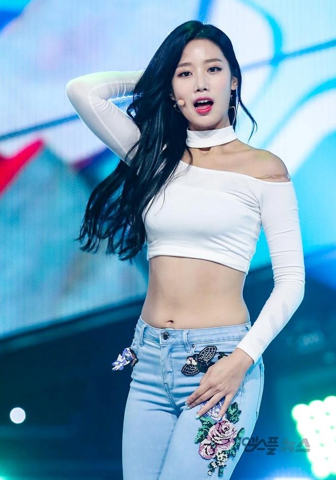 loat sao nu han bi chi trich vi mac ho hang anh 4