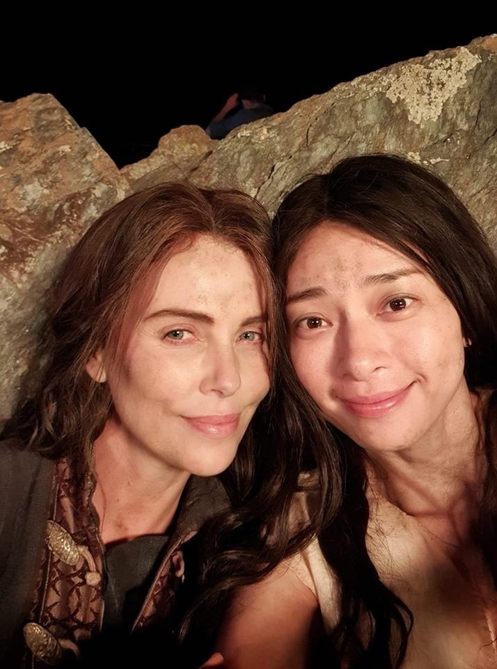 ngo thanh van khoe anh chup cung Charlize Theron anh 1