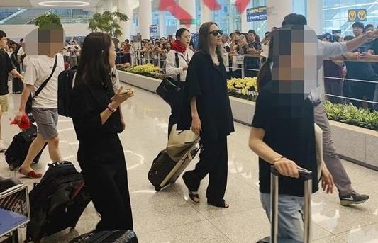 Angelina Jolie dua con trai sang Han Quoc nhap hoc anh 1