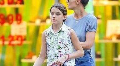 Suri Cruise cao rao, ra dang thieu nu khi xuong pho cung me hinh anh