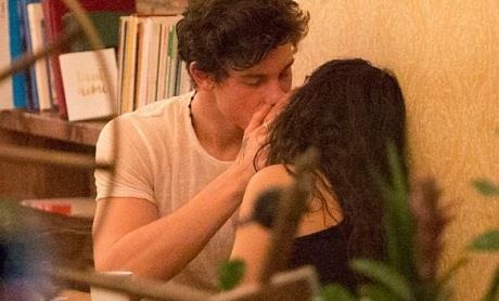 Shawn Mendes hon dam duoi Camila Cabello trong quan an hinh anh