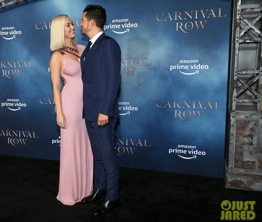 Katy Perry khoa moi ban trai tai su kien anh 2