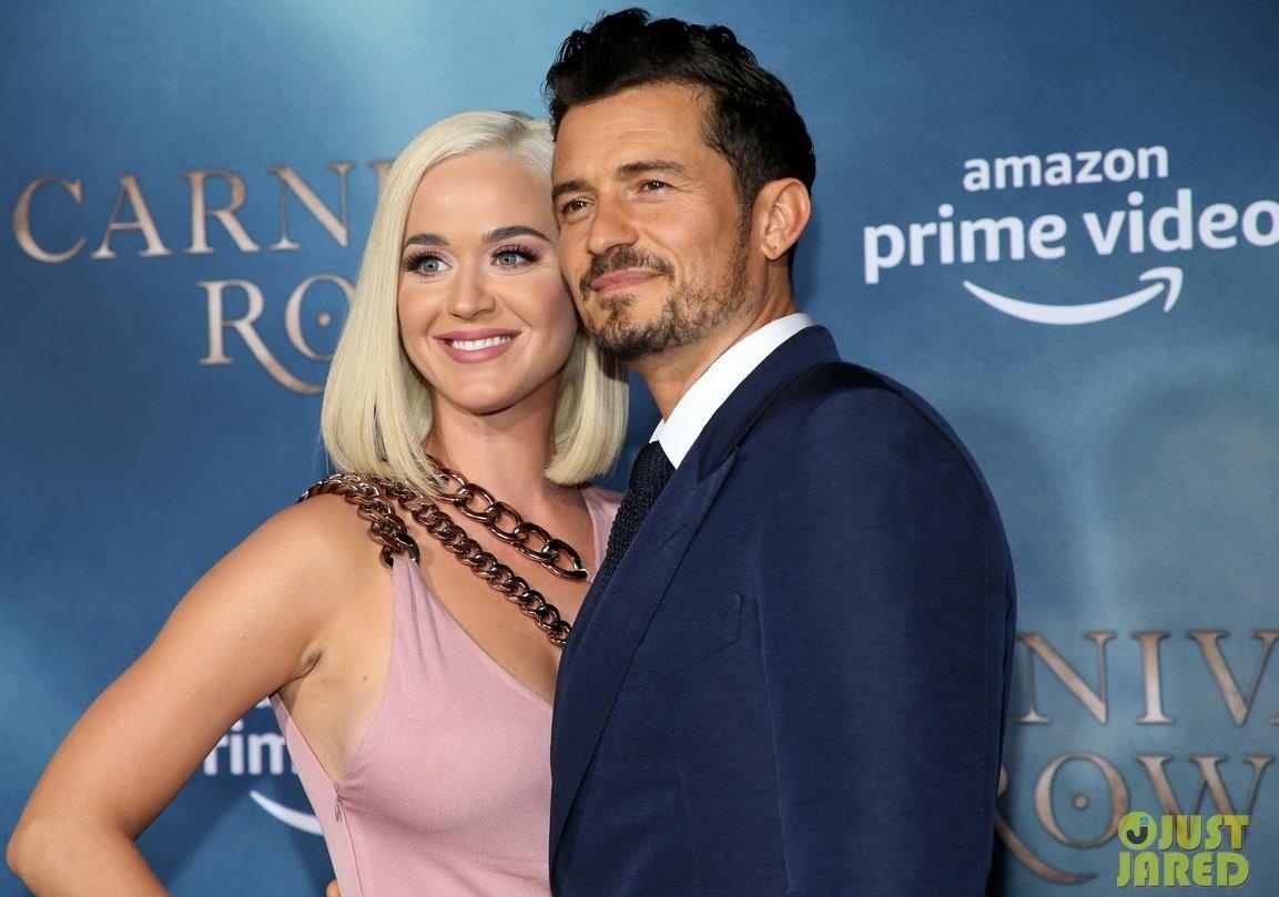 Katy Perry khoa moi ban trai tai su kien anh 1