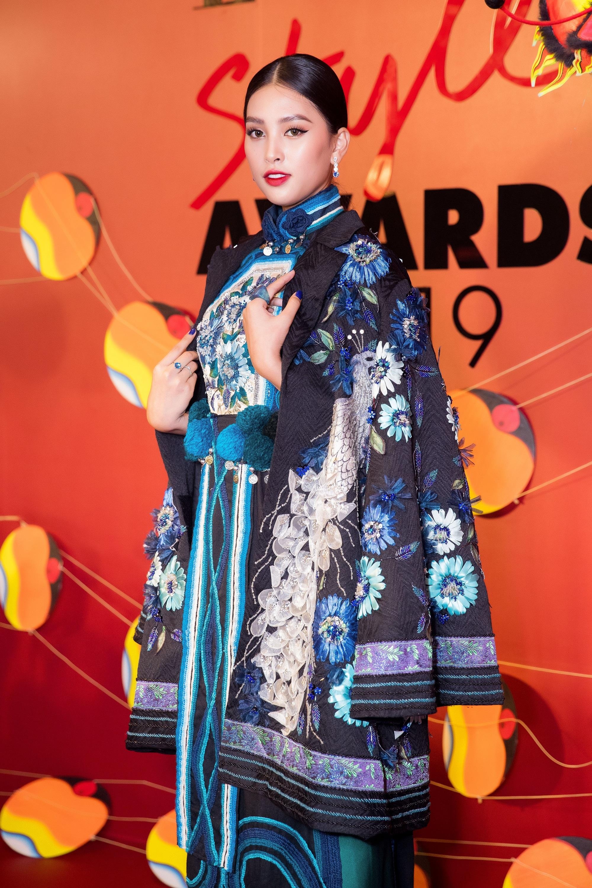 Tiểu Vy đọ dáng cùng á hậu phương nga trên thảm đỏ ảnh 2 Tieu Vy do dang cung a hau phuong nga tren tham do anh 2