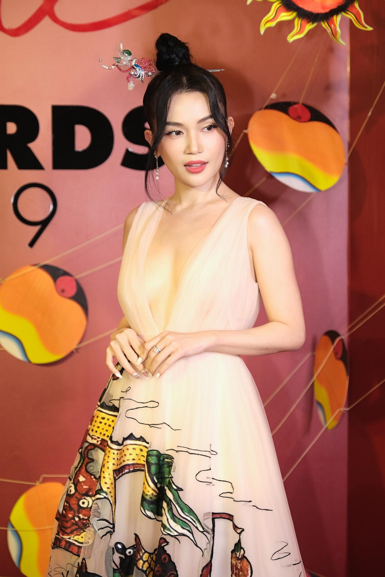 Tiểu Vy đọ dáng cùng á hậu phương nga trên thảm đỏ ảnh 11 Tieu Vy do dang cung a hau phuong nga tren tham do anh 11