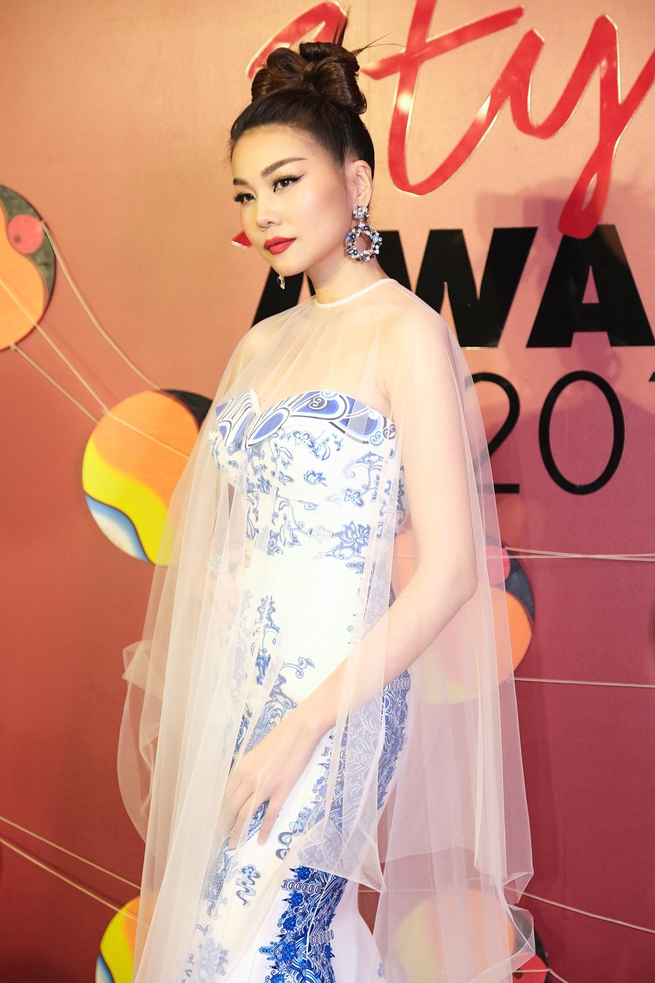 Tiểu Vy đọ dáng cùng á hậu phương nga trên thảm đỏ ảnh 7 Tieu Vy do dang cung a hau phuong nga tren tham do anh 7