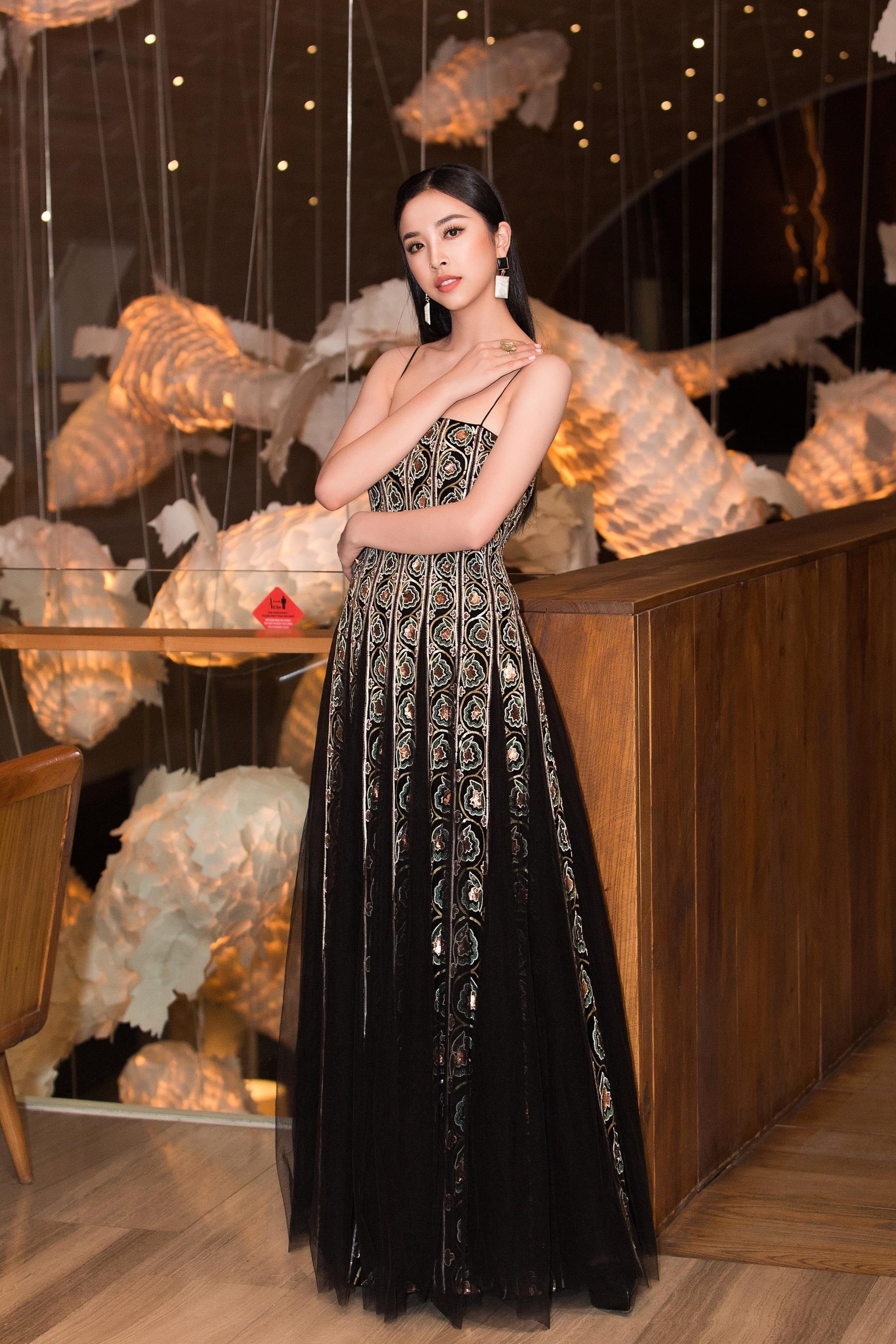 Tieu Vy do dang cung a hau phuong nga tren tham do anh 4