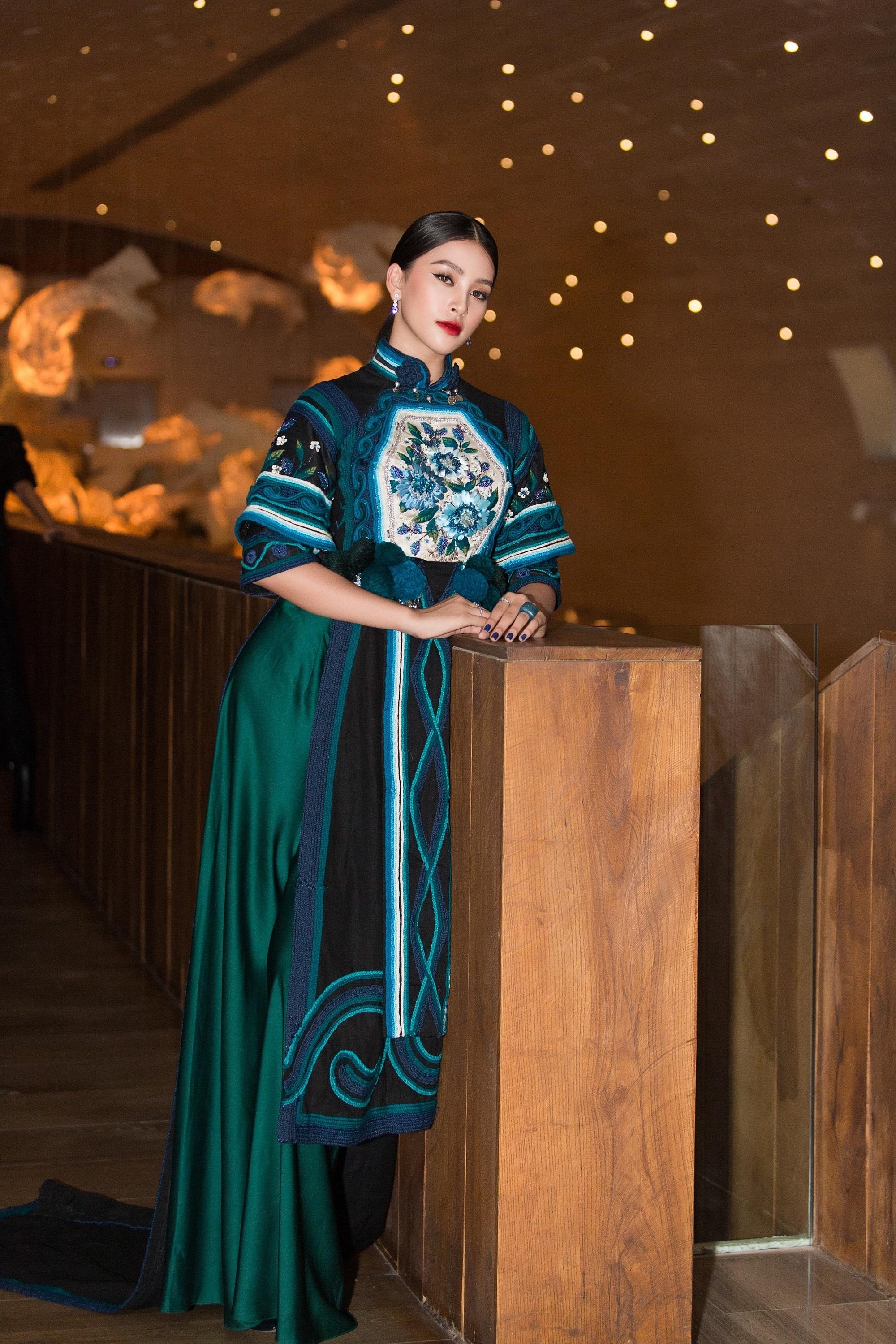 Tiểu Vy đọ dáng cùng á hậu phương nga trên thảm đỏ ảnh 1 Tieu Vy do dang cung a hau phuong nga tren tham do anh 1