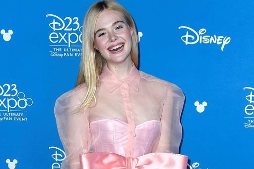 Angelina Jolie, Elle Fanning va dan sao Hollywood quy tu tren tham do hinh anh