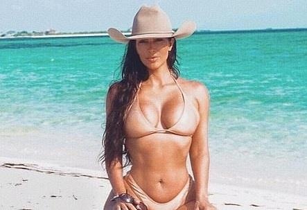 Kim Kardashian dien bikini, khoe vong mot tren bien hinh anh