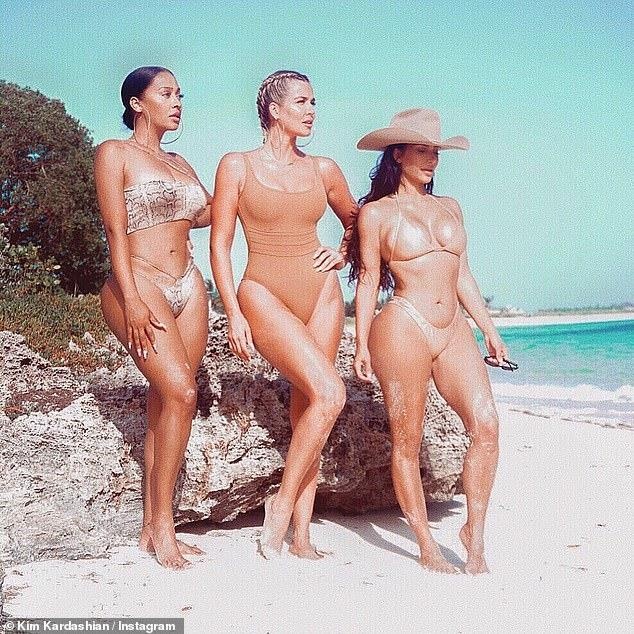 Kim Kardashian dien bikini khoe vong mot anh 2