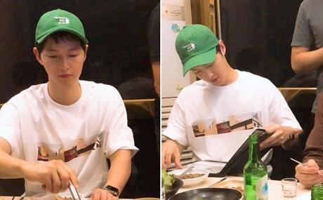 Song Joong Ki lan dau xuat hien sau khi ly hon Song Hye Kyo hinh anh