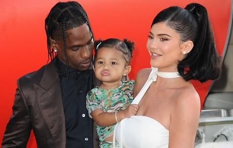 Kylie Jenner dua con gai du ra mat phim cua ban trai hinh anh