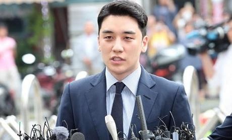Seungri xuat hien tai so canh sat de dieu tra toi danh bac hinh anh