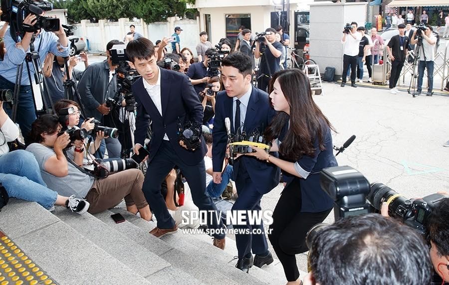 Seungri trinh dien canh sat ve toi danh bac anh 6