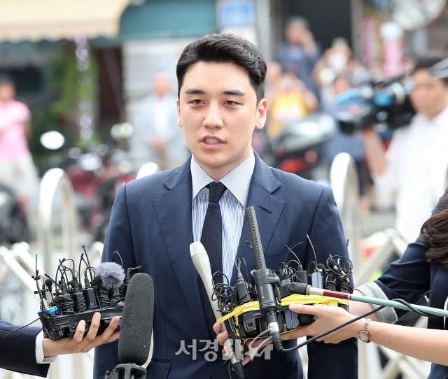 Seungri trinh dien canh sat ve toi danh bac anh 4