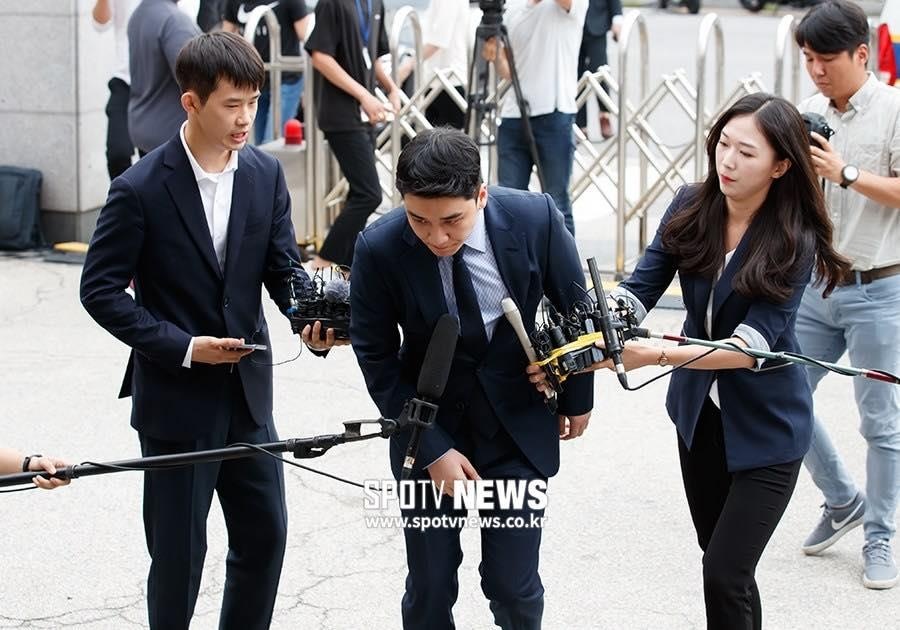 Seungri trinh dien canh sat ve toi danh bac anh 5