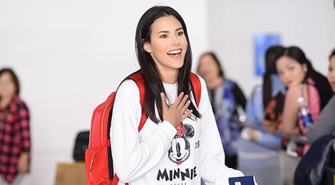 Hoa hau Quoc te 2018 mac gian di khi den TP.HCM hinh anh