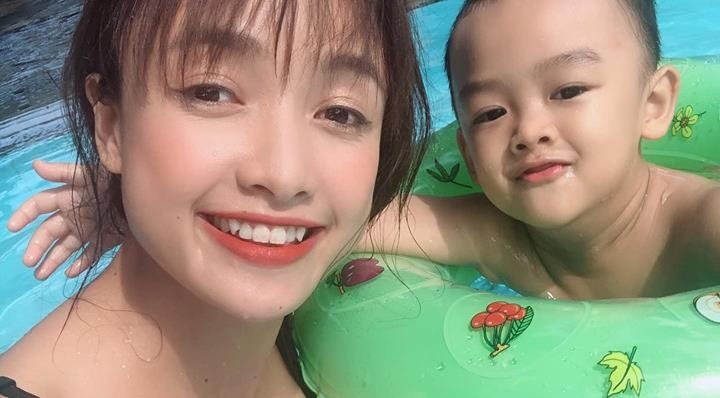 Le Be La dang anh mac bikini khoe ve quyen ru hinh anh