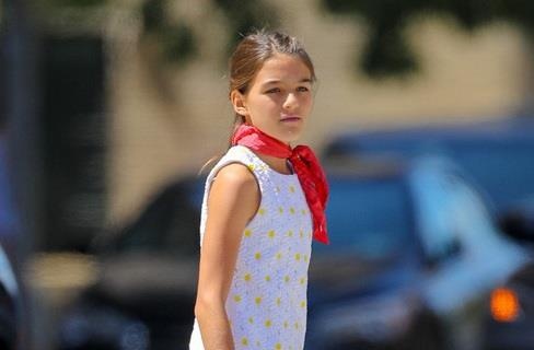 Be Suri Cruise xuong pho mot minh, mac do nhu quy co o tuoi 13 hinh anh