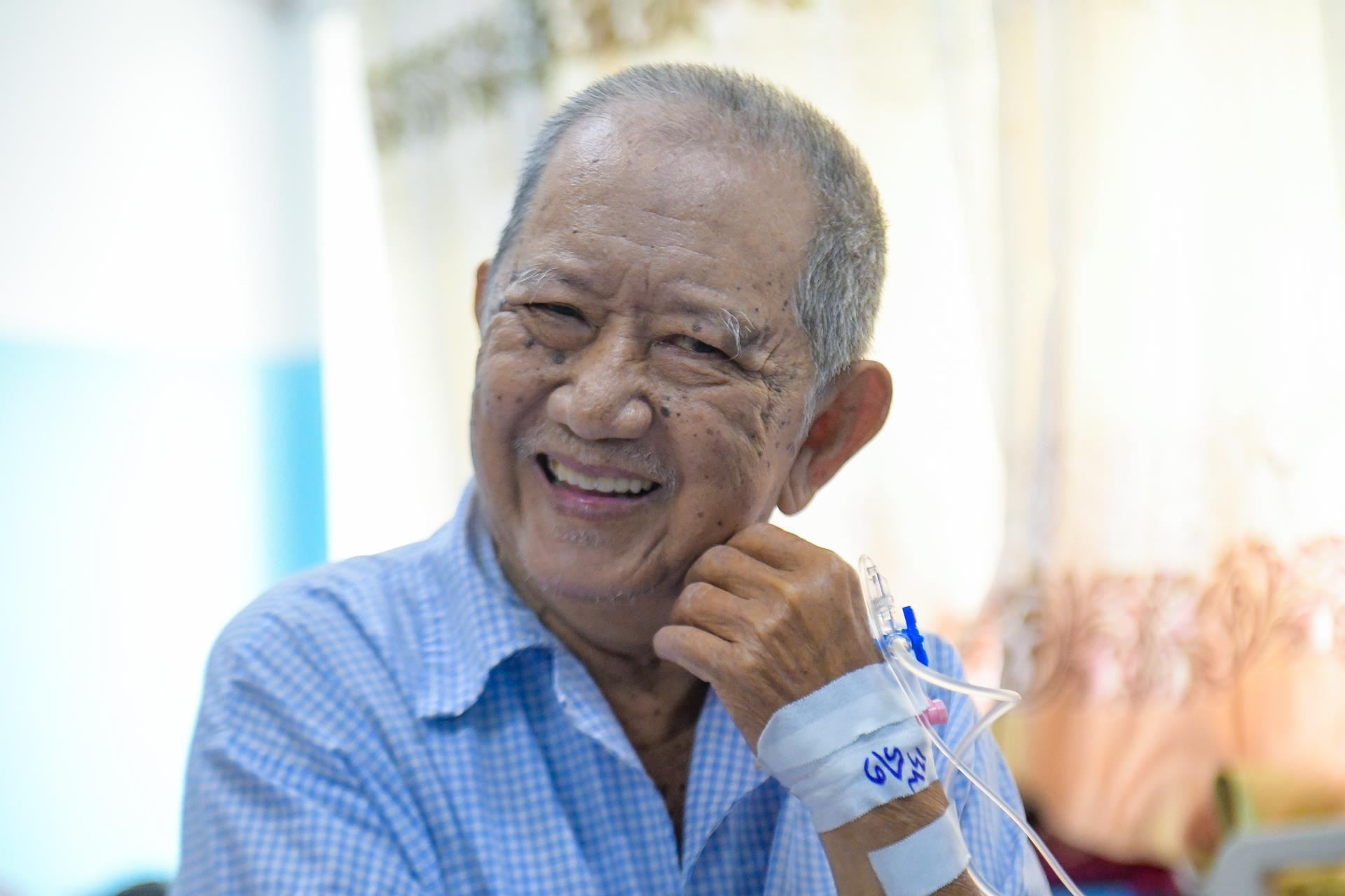 mac can song mot minh,  bi loet da day anh 2