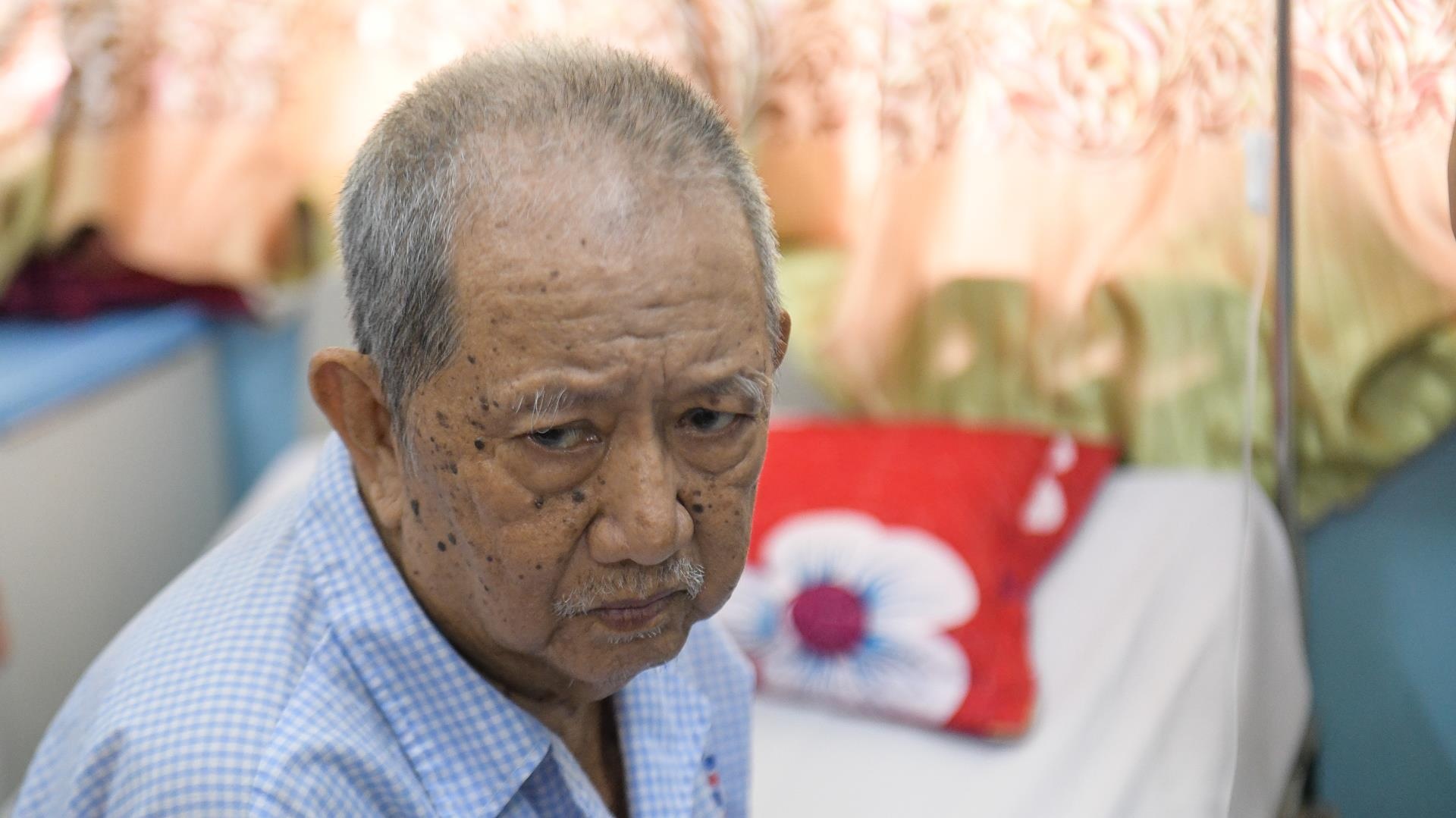 mac can song mot minh,  bi loet da day anh 1