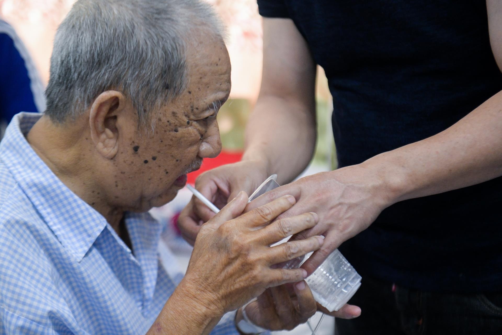 mac can song mot minh,  bi loet da day anh 3