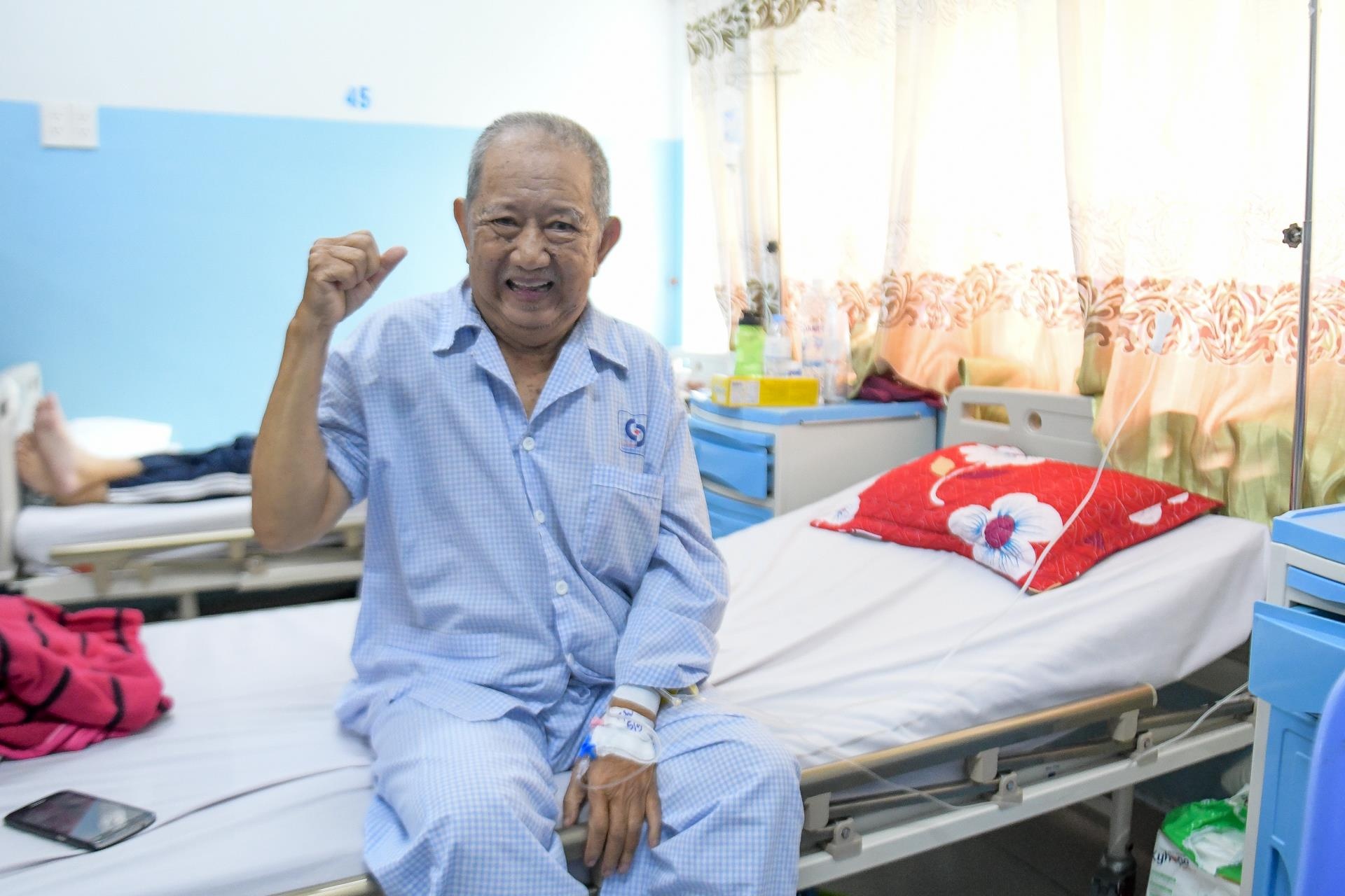 mac can song mot minh,  bi loet da day anh 4