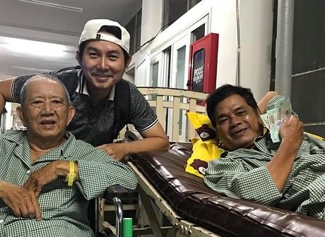 Nghe si Mac Can ngoi xe lan toi dong vien Mai Tran trong benh vien hinh anh