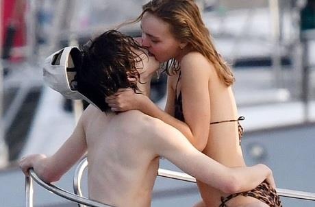 Con gai Johnny Depp hon ban trai dam duoi tren du thuyen hinh anh