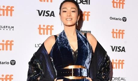 Cung Loi khoe voc dang tren tham do hinh anh