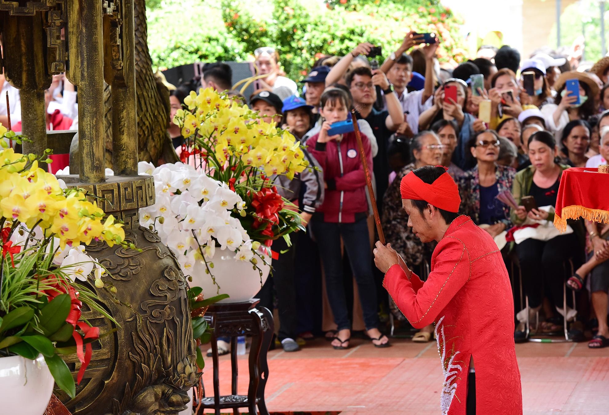 hoai linh lam le cung to anh 4