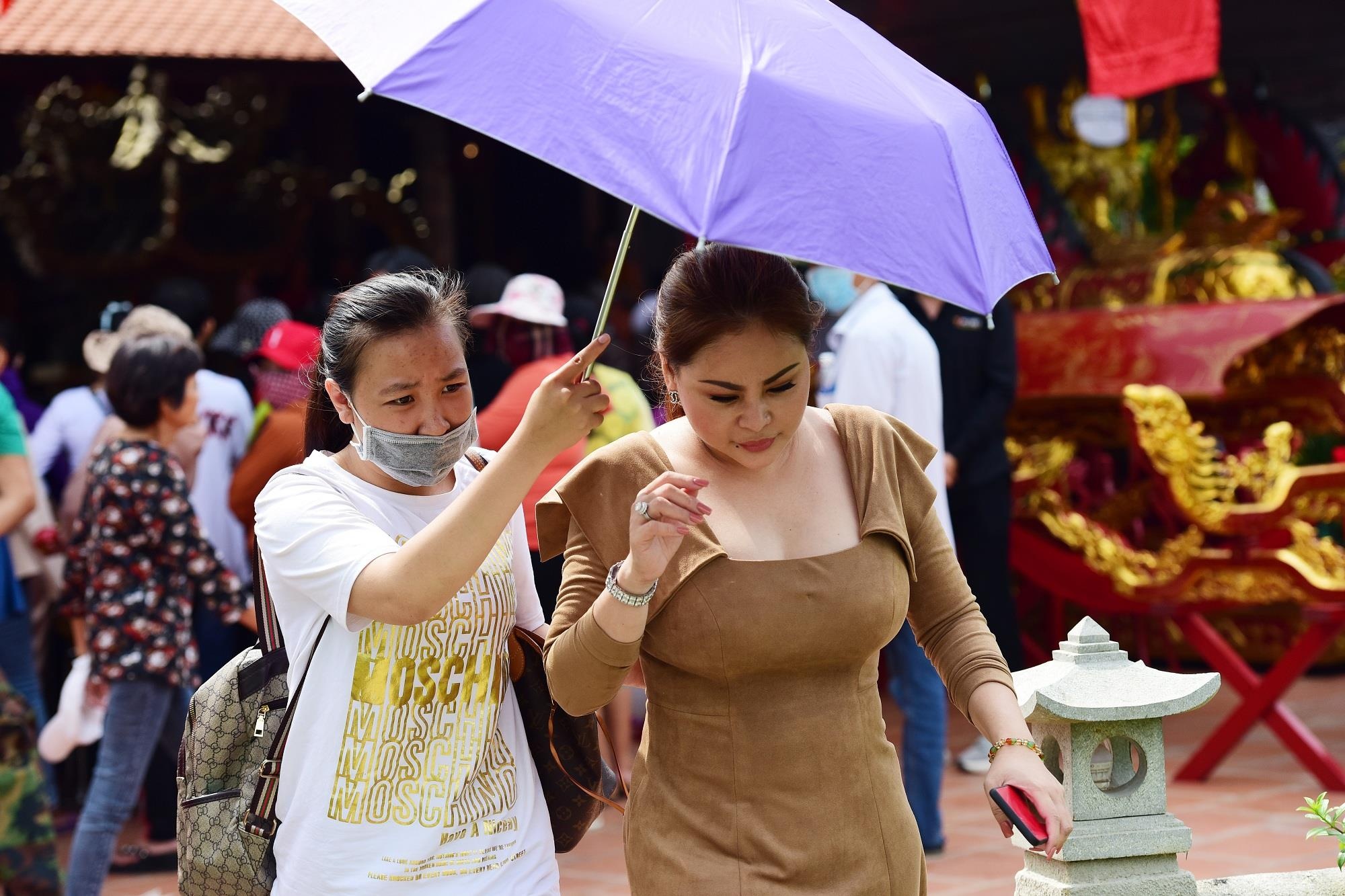 hồ ngọc hà, trấn thành mặc giản dị tới lễ giỗ Tổ ảnh 7 ho ngoc ha, tran thanh mac gian di toi le gio To anh 7