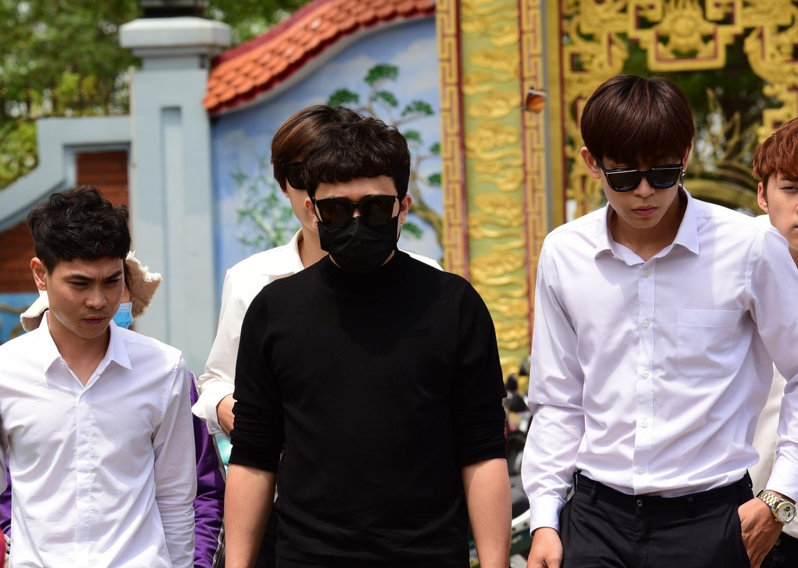 Tran Thanh, Ho Ngoc Ha toi dang huong o nha tho To cua Hoai Linh hinh anh