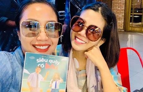 Mai Phuong di xem phim cung Oc Thanh Van sau khi xuat vien hinh anh