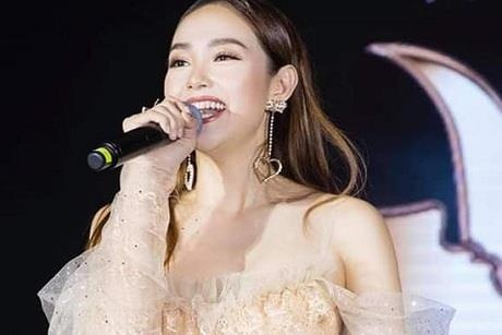 Minh Hang ho henh trang phuc khi dang dien tren san khau hinh anh