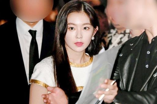 Ban gai Kim Woo Bin va dan nguoi dep khoe nhan sac tren tham do hinh anh